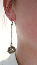 Be-dangled oorbellen